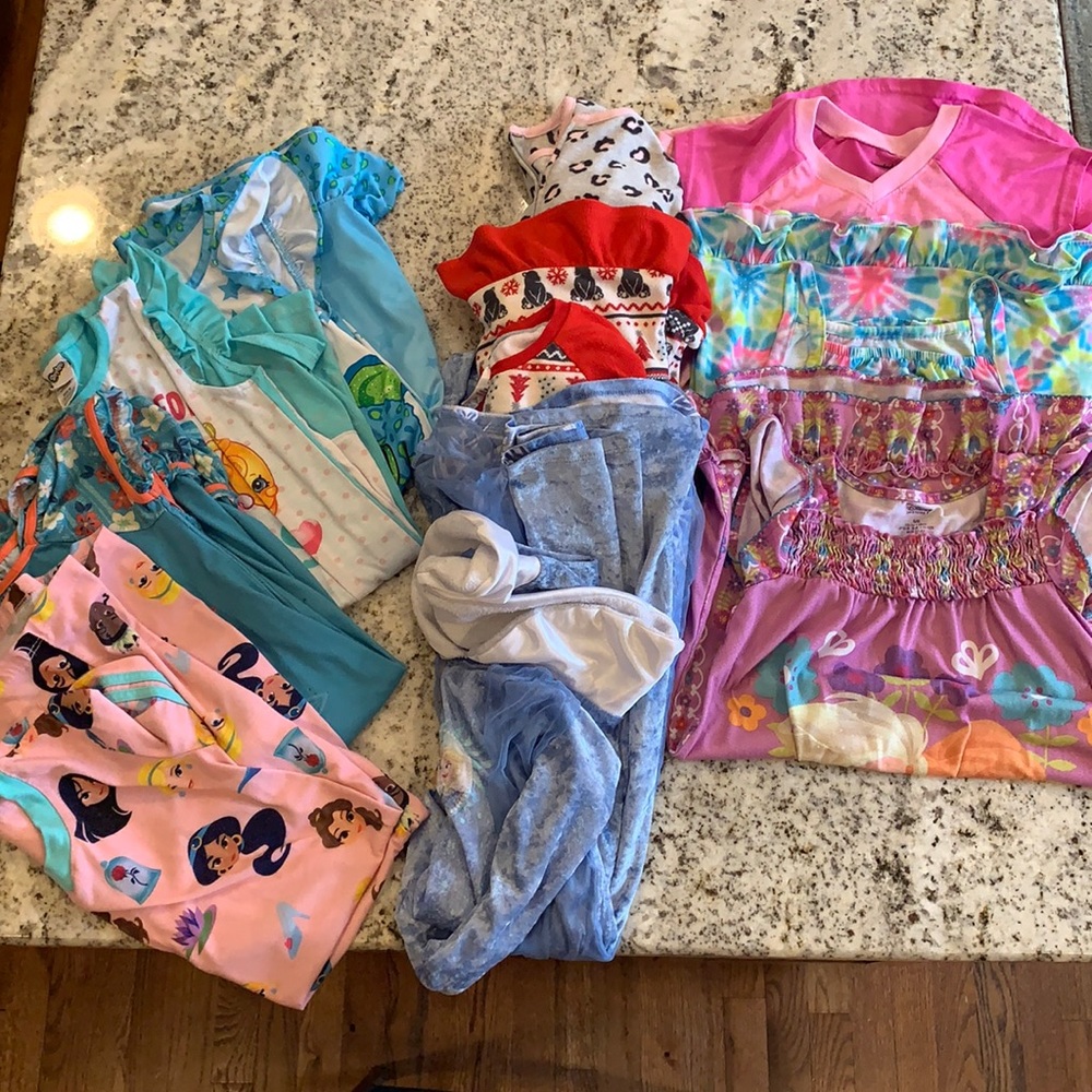 Lot of 10 Girls Nightgowns & PJs (Size 6-8)